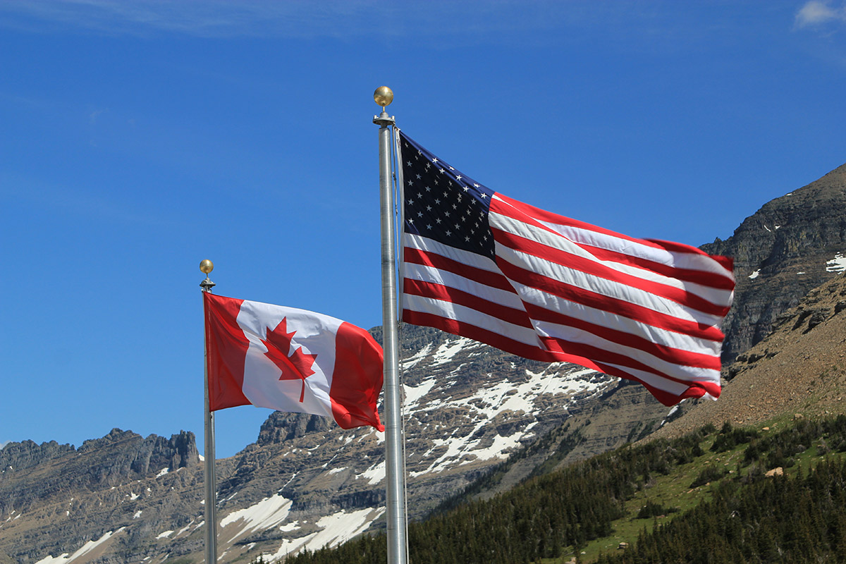 Drapeaux à la frontière USA-Canada